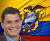 Rafael Correa junto a la bandera de Ecuador